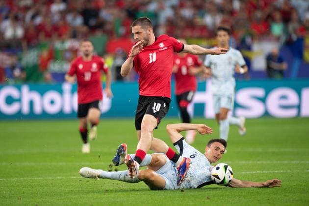 Giorgi Chakvetadze (GEO) gege Joao Palhinha (POR), Aktion, Zweikampf, Gruppenphase Gruppe F Georgien (GEO) - Portugal (POR) 2-0 am 26.06.2024 Stadion Auf Schalke in Gelsenkirchen, Fussball UEFA EURO, EM, Europameisterschaft,Fussball 2024 GERMANY vom 14.06.2024 - 14.07.2024. Â