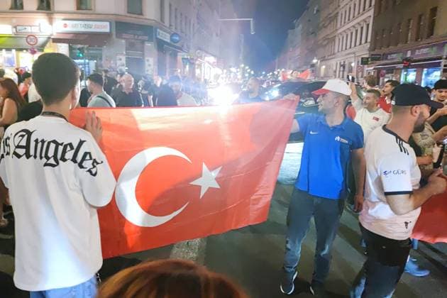 Berlin, Deutschland, 26.06.2024: Kreuzberg: Fußball-EM 2024, Gruppe F, Türkei - Tschechien: Türken feiern den Sieg ihrer Mannschaft und den Einzug ins Achtelfinale Copyright: xdtsxNachrichtenagenturx dts_41890