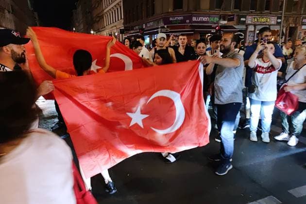 Berlin, Deutschland, 26.06.2024: Kreuzberg: Fußball-EM 2024, Gruppe F, Türkei - Tschechien: Türken feiern den Sieg ihrer Mannschaft und den Einzug ins Achtelfinale Copyright: xdtsxNachrichtenagenturx dts_41905