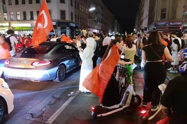 Berlin, Deutschland, 26.06.2024: Kreuzberg: Fußball-EM 2024, Gruppe F, Türkei - Tschechien: Türken feiern den Sieg ihrer Mannschaft und den Einzug ins Achtelfinale Copyright: xdtsxNachrichtenagenturx dts_41906