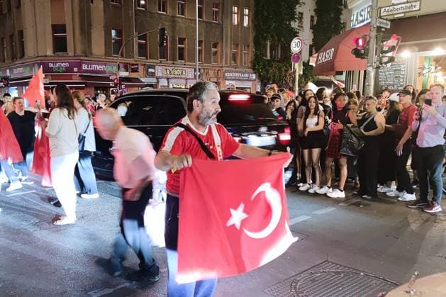 Berlin, Deutschland, 26.06.2024: Kreuzberg: Fußball-EM 2024, Gruppe F, Türkei - Tschechien: Türken feiern den Sieg ihrer Mannschaft und den Einzug ins Achtelfinale Copyright: xdtsxNachrichtenagenturx dts_41907