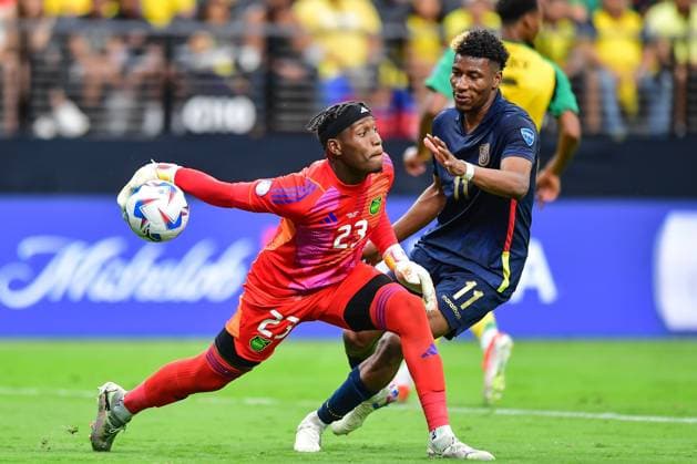 RECORD DATE NOT STATED Copa America USA 2024 Ecuador vs Jamaica Jahmali Waite (L) of Jamaica fights for the ball with Kevin Rodriguez (R) of Ecuador during the CONMEBOL Copa America 2024 group B match between Ecuador and Jamaica, at Allegiant Stadium, on June 26, 2024 in Las Vegas, Nevada, United States. LAS VEGAS NEVADA UNITED STATES  Copyright: xIsaacxOrtizx 20240626173507_CA_GB_2024_ECU_JAM_WAITE34