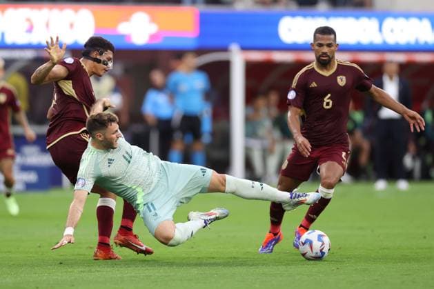 Venezuela v Mexico 26 June 2024 Inglewood USA, Copa America Venezuela v Mexico - Santiago Jimenez of Mexico falls as he is challenged by Yordan Osorio of Venezuela. (Photo by Mark Leech). Inglewood California USA Copyright: xMarkxLeechxOffside