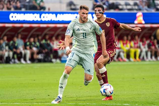 SoFi Stadium Santiago Gimenez of Mexico and Yordan Osorio of Venezuela during the Copa America 2024 CONMEBOL group stage game between Venezuela and Mexico at Estadio SoFi in in Los Angeles, California. (Richard Callis SPP) Copyright: xRichardxCallis SPPx spp-en-RiCa-richiecallis240624-1020881