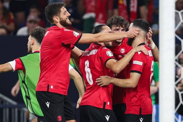 EM 2024: Georgien - Portugal am 26.06.2024 in der Arena AufSchalke in Gelsenkirchen Jubel, Torjubel, Torschuetze, Torschütze Georges Mikautadze ( 22, Georgien) jubelt nach seinem Tor zum 2 zu 0 mit der Mannschaft