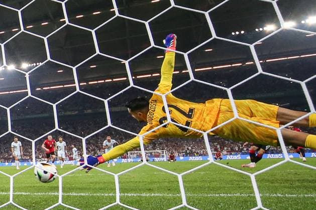 EM 2024: Georgien - Portugal am 26.06.2024 in der Arena AufSchalke in Gelsenkirchen Diego Costa ( 22, Portugal) kann den Elfmeter das Tor zum 2 zu 0 von Diego Costa ( 22, Portugal) nicht halten parieren