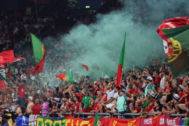 EM 2024: Georgien - Portugal am 26.06.2024 in der Arena AufSchalke in Gelsenkirchen Die Portugal Fans zünden grünen Rauch Pyrotechnik