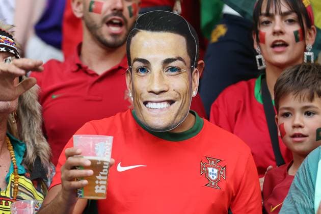 EM 2024: Georgien - Portugal am 26.06.2024 in der Arena AufSchalke in Gelsenkirchen Ein Portugal Fan mit Cristiano Ronaldo ( 7, Portugal) Maske trinkt ein Bier