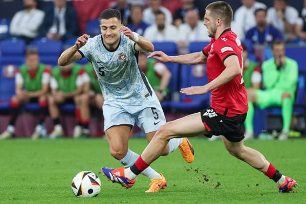 EM 2024: Georgien - Portugal am 26.06.2024 in der Arena AufSchalke in Gelsenkirchen Diogo Dalot ( 5, Portugal) gegen Giorgi Chakvetadze ( 10, Georgien)