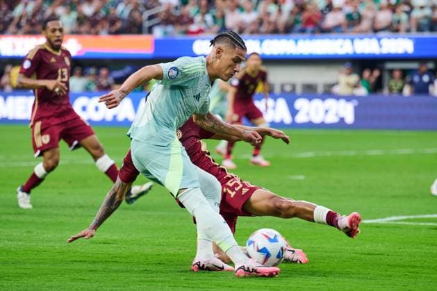 RECORD DATE NOT STATED Copa America USA 2024 Venezuela vs Mexico Uriel Antuna (L) of Mexico fights for the ball with Miguel Navarro (R) of Venezuela during the CONMEBOL Copa America 2024 group B match between Venezuela and Mexico, at SoFi Stadium, on June 26, 2024 in Inglewood, California, United States. INGLEWOOD CALIFORNIA UNITED STATES  Copyright: xJorgexMartinezx 20240626211813_CA_GB_2024_VEN_MEX_ANTUNA187