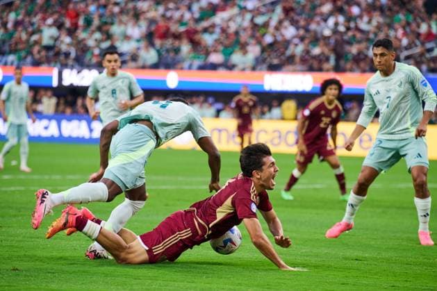 RECORD DATE NOT STATED Copa America USA 2024 Venezuela vs Mexico Julian Quinones (L) of Mexico fights for the ball with Jon Aramburu (L) of Venezuela during the CONMEBOL Copa America 2024 group B match between Venezuela and Mexico, at SoFi Stadium, on June 26, 2024 in Inglewood, California, United States. INGLEWOOD CALIFORNIA UNITED STATES  Copyright: xJorgexMartinezx 20240626211815_CA_GB_2024_VEN_MEX_ARAMBURU188