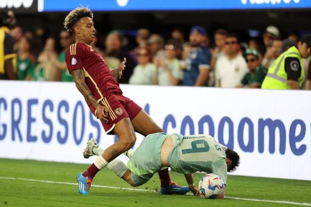 Venezuela v Mexico 26 June 2024 Inglewood USA, Copa America Venezuela v Mexico - Jhonder Cadiz of Venezuela tackles Israel Reyes of Mexico. (Photo by Mark Leech). Inglewood California USA Copyright: xMarkxLeechxOffside