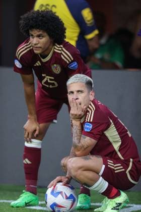 Venezuela v Mexico 26 June 2024 Inglewood USA, Copa America Venezuela v Mexico - Eduard Bello of Venezuela stands next to the crouching Yeferson Soteldo of Venezuela. (Photo by Mark Leech). Inglewood California USA Copyright: xMarkxLeechxOffside