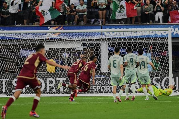 RECORD DATE NOT STATED Copa America USA 2024 Venezuela vs Mexico Salomon Rondon celebrates his goal 1-0 of Venezuela during the CONMEBOL Copa America 2024 group B match between Venezuela and Mexico, at SoFi Stadium, on June 26, 2024 in Inglewood, California, United States. INGLEWOOD CALIFORNIA UNITED STATES  Copyright: xDavidxLeahx 20240626212342_CA_GB_2024_VEN_MEX_RONDON210