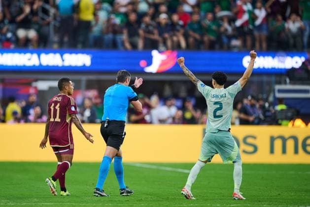 RECORD DATE NOT STATED Copa America USA 2024 Venezuela vs Mexico Referee Raphael Claus of Brazil and Jorge Sanchez of Mexico during the CONMEBOL Copa America 2024 group B match between Venezuela and Mexico, at SoFi Stadium, on June 26, 2024 in Inglewood, California, United States. INGLEWOOD CALIFORNIA UNITED STATES  Copyright: xJorgexMartinezx 20240626214524_CA_GB_2024_VEN_MEX_CLAUS224
