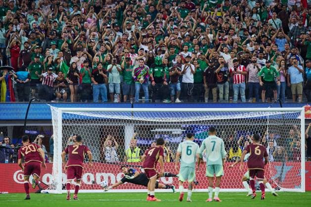 RECORD DATE NOT STATED Copa America USA 2024 Venezuela vs Mexico Rafael Romo of Venezuela stopped the penalty of Orbelin Pineda of Mexico during the CONMEBOL Copa America 2024 group B match between Venezuela and Mexico, at SoFi Stadium, on June 26, 2024 in Inglewood, California, United States. INGLEWOOD CALIFORNIA UNITED STATES  Copyright: xJorgexMartinezx 20240626214719_CA_GB_2024_VEN_MEX_ROMO227
