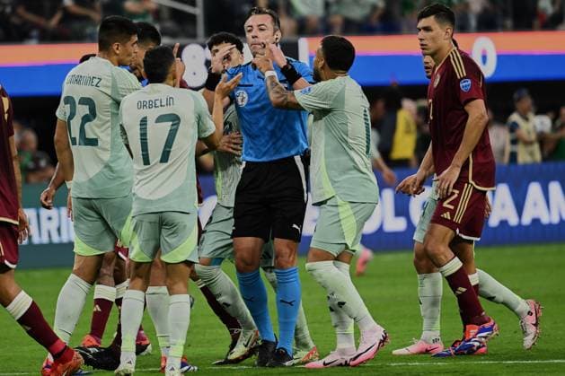 RECORD DATE NOT STATED Copa America USA 2024 Venezuela vs Mexico Guillermo Martinez, Orbelin Pineda, Alexis Vega of Mexico and Referee Raphael Claus of Brazil during the CONMEBOL Copa America 2024 group B match between Venezuela and Mexico, at SoFi Stadium, on June 26, 2024 in Inglewood, California, United States. INGLEWOOD CALIFORNIA UNITED STATES  Copyright: xDavidxLeahx 20240626214922_CA_GB_2024_VEN_MEX_CLAUS232