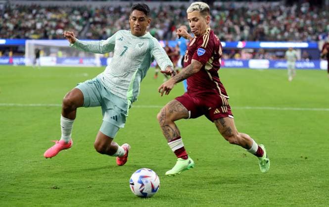Venezuela v Mexico 26 June 2024 Inglewood USA, Copa America Venezuela v Mexico - Luis Romo of Mexico tries to stop a shot from Yeferson Soteldo of Venezuela (Photo by Mark Leech). Inglewood California USA Copyright: xMarkxLeechxOffside