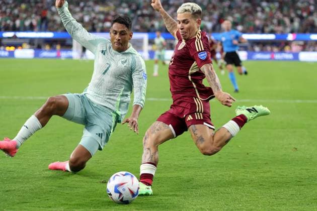 Venezuela v Mexico 26 June 2024 Inglewood USA, Copa America Venezuela v Mexico - Luis Romo of Mexico tries to stop a shot from Yeferson Soteldo of Venezuela. (Photo by Mark Leech). Inglewood California USA Copyright: xMarkxLeechxOffside