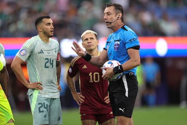 Venezuela v Mexico 26 June 2024 Inglewood USA, Copa America Venezuela v Mexico - Luis Chavez of Mexico and Yeferson Soteldo of Venezuela listen to referee Raphael Claus. (Photo by Mark Leech). Inglewood California USA Copyright: xMarkxLeechxOffside