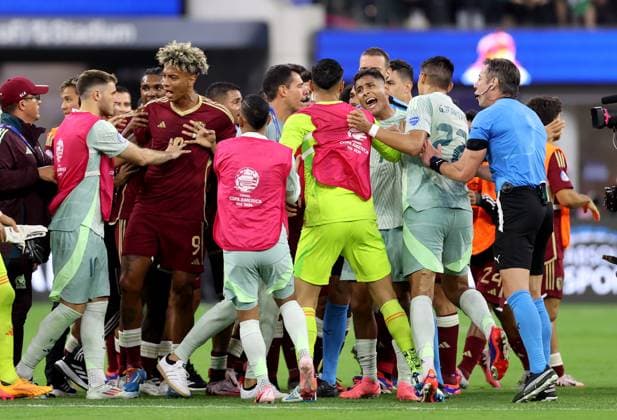 Venezuela v Mexico 26 June 2024 Inglewood USA, Copa America Venezuela v Mexico - referee Raphael Claus tries to separate rival players as Venezuela celebrate victory. (Photo by Mark Leech). Inglewood California USA Copyright: xMarkxLeechxOffside