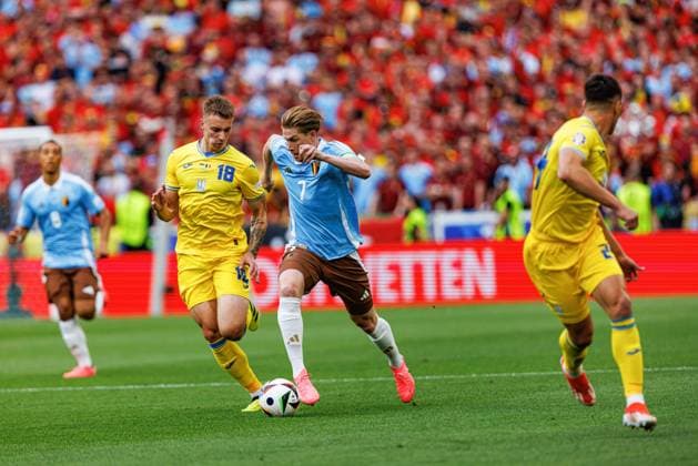 June 26, 2024, Stuttgart, Germany: Volodymyr Brazhko (L) of Ukraine and Kevin De Bruyne (R) of Belgium seen in action during the UEFA EURO, EM, Europameisterschaft,Fussball 2024 match between Ukraine and Belgium at MHPArena. Final score; Ukraine 0:0 Belgium. Stuttgart Germany - ZUMAs197 20240626_aaa_s197_408 Copyright: xMaciejxRogowskix
