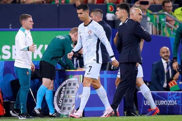 RONALDO Cristiano Kapitaen Team Portugal bei der Auswechslung mit Trainer MARTINEZ Roberto UEFA Fussball EURO 2024 in Deutschland Spiel Gruppe F Georgien - Portugal 2 : 0 am 26.06.2024 in Gelsenkirchen DFL REGULATIONS PROHIBIT ANY USE OF PHOTOGRAPHS as IMAGE SEQUENCES and or QUASI-VIDEO Copyright: xLacixPerenyix
