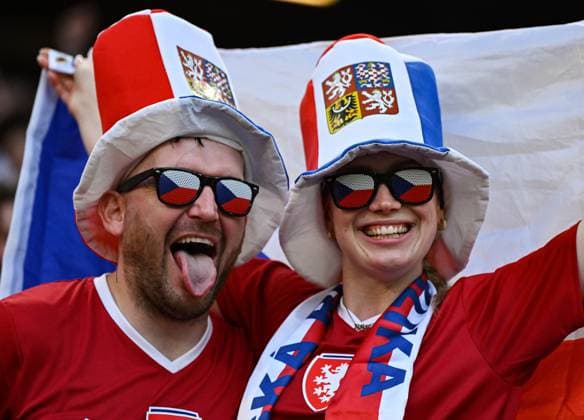 (240627) -- HAMBURG, June 27, 2024 -- Supporters of the Czech Republic pose before the UEFA EURO, EM, Europameisterschaft,Fussball 2024 Group F match between T¨¹rkiye and the Czech Republic in Hamburg, Germany, June 26, 2024. ) (SP)GERMANY-HAMBURG-FOOTBALL-EURO 2024-CZECH REPUBLIC VS T?RKIYE RenxPengfei 