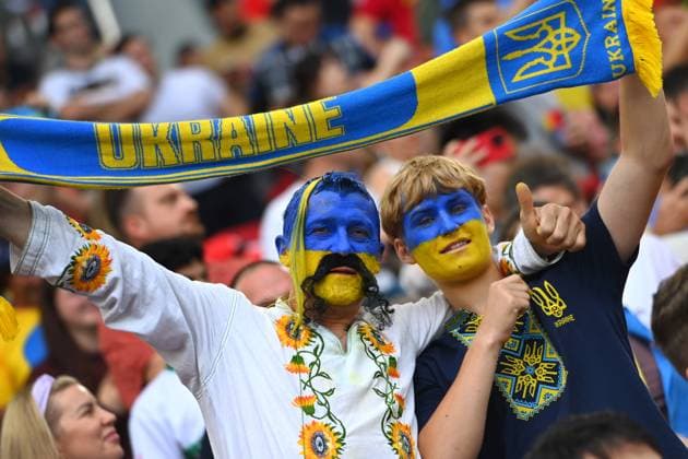 maennliche ukrainische Fans,Fussballfans, Maenner. Gruppenphase GruppeE Ukraine (UA) - Belgien (BEL) 0-0 am 26.06.2024, Stuttgart Arena. Fussball UEFA EURO, EM, Europameisterschaft,Fussball 2024 GERMANY vom 14.06.2024 - 14.07.2024.