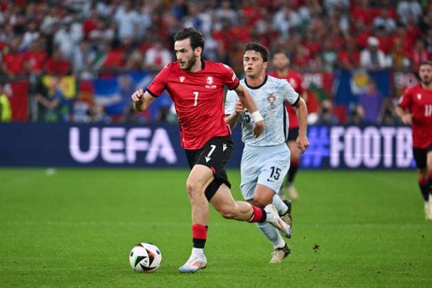 Khvicha Kvaratskhelia (Georgien), Joao Neves (Portugal), v.li. 26.06.2024, Fussball Europameisterschaft 2024, Vorrunde, 3. Spieltag Georgien - Portugal 2:0 Gelsenkirchen Veltins Arena Nordrhein Westfalen Deutschland