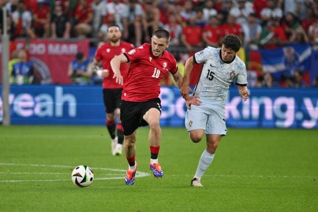 Giorgi Chakvetadze (Georgien), Joao Neves (Portugal), v.li. 26.06.2024, Fussball Europameisterschaft 2024, Vorrunde, 3. Spieltag Georgien - Portugal 2:0 Gelsenkirchen Veltins Arena Nordrhein Westfalen Deutschland