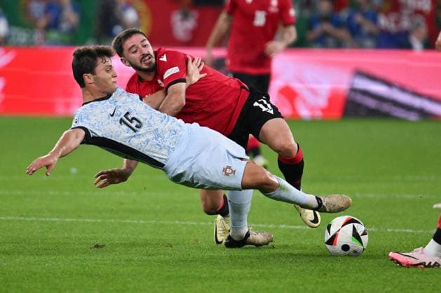 Joao Neves (Portugal), Otar Kiteishvili (Georgien), v.li. 26.06.2024, Fussball Europameisterschaft 2024, Vorrunde, 3. Spieltag Georgien - Portugal 2:0 Gelsenkirchen Veltins Arena Nordrhein Westfalen Deutschland