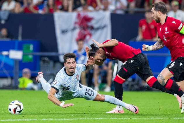 UEFA EURO, EM, Europameisterschaft,Fussball 2024: Georgien - Portugal; 26.06.2024 Pedro Neto (Portugal, 25) im Zweikampf mit Giorgi Kochorashvili (Georgien, 6). UEFA EURO 2024: Georgien - Portugal; Arena AufSchalke, Gelsenkirchen, am 26.06.2024 Copyright: xBEAUTIFULxSPORTS Meuselx