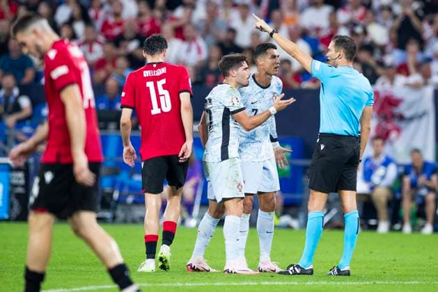 UEFA EURO, EM, Europameisterschaft,Fussball 2024: Georgien - Portugal; 26.06.2024 Joao Neves (Portugal, 15) und Cristiano Ronaldo (Portugal, 7) diskutieren mit Schiedsrichter Sandro Schärer (SUI). UEFA EURO 2024: Georgien - Portugal; Arena AufSchalke, Gelsenkirchen, am 26.06.2024 Copyright: xBEAUTIFULxSPORTS Meuselx
