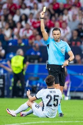 UEFA EURO, EM, Europameisterschaft,Fussball 2024: Georgien - Portugal; 26.06.2024 Schiedsrichter Sandro Schärer (SUI) zeigt Pedro Neto (Portugal, 25) die gelbe Karte. UEFA EURO 2024: Georgien - Portugal; Arena AufSchalke, Gelsenkirchen, am 26.06.2024 Copyright: xBEAUTIFULxSPORTS Meuselx