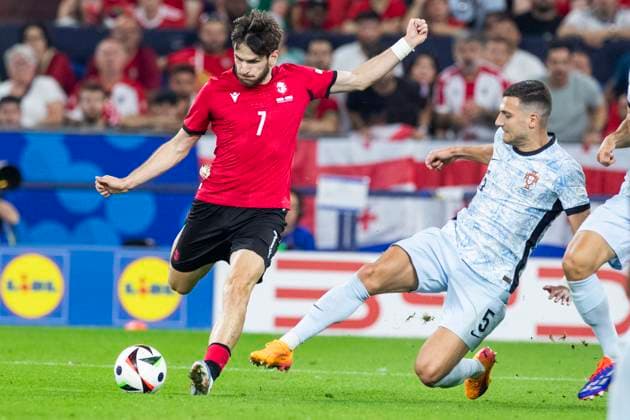 UEFA EURO, EM, Europameisterschaft,Fussball 2024: Georgien - Portugal; 26.06.2024 Khvicha Kvaratskhelia (Georgien, 7) im Zweikampf mit Diogo Dalot (Portugal, 5). UEFA EURO 2024: Georgien - Portugal; Arena AufSchalke, Gelsenkirchen, am 26.06.2024 Copyright: xBEAUTIFULxSPORTS Meuselx