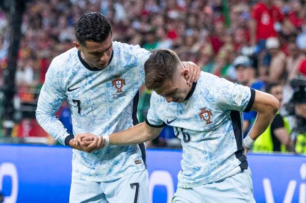 UEFA EURO, EM, Europameisterschaft,Fussball 2024: Georgien - Portugal; 26.06.2024 Cristiano Ronaldo (Portugal, 7) spricht mit Francisco Conceicao (Portugal, 26). UEFA EURO 2024: Georgien - Portugal; Arena AufSchalke, Gelsenkirchen, am 26.06.2024 Copyright: xBEAUTIFULxSPORTS Meuselx