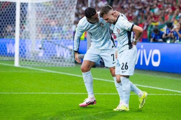 UEFA EURO, EM, Europameisterschaft,Fussball 2024: Georgien - Portugal; 26.06.2024 Cristiano Ronaldo (Portugal, 7) spricht mit Francisco Conceicao (Portugal, 26). UEFA EURO 2024: Georgien - Portugal; Arena AufSchalke, Gelsenkirchen, am 26.06.2024 Copyright: xBEAUTIFULxSPORTS Meuselx