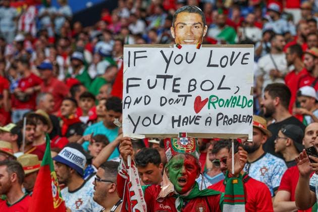 EM 2024: Georgien - Portugal am 26.06.2024 in der Arena AufSchalke in Gelsenkirchen Die Portugal Fans , hier mit einem Schild Plakat If you love futebol and don™t love Ronaldo you have a problem
