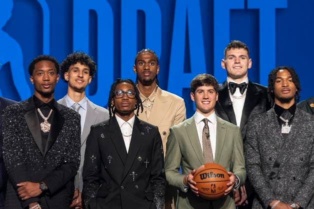 Sport Themen der Woche KW26 June 26, 2024, New York, New York, United States: Zaccharie Risacher, Alexandre Sarr, Donovan Clingan (second row), Ron Holland, Rob Dillingham, Reed Sheppard, Stephon Castle (front row)The NBA, Basketball Herren, USA Draft Class pose for a picture before the start of the 2024 NBA Draft at Barclays Center in Brooklyn, New York on June 26, 2024. New York United States - ZUMAr339 0702186965st Copyright: xLevxRadinx