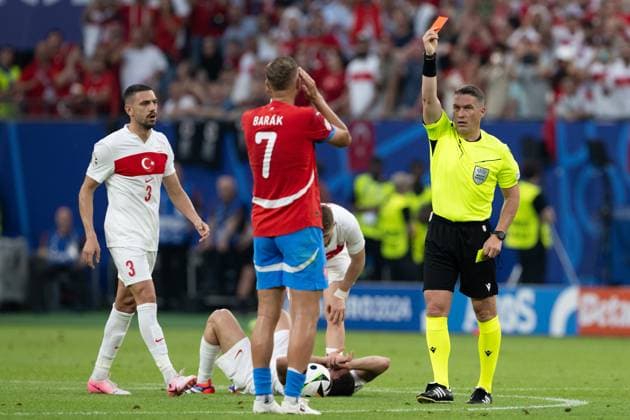 (240627) -- HAMBURG, June 27, 2024 -- Antonin Barak (Front) is given a red card during the UEFA EURO, EM, Europameisterschaft,Fussball 2024 Group F match between the Czech Republic and T¨¹rkiye in Hamburg, Germany, June 26, 2024. ) (SP)GERMANY-HAMBURG-FOOTBALL-EURO 2024-CZECH REPUBLIC VS T?RKIYE XiaoxYijiu 