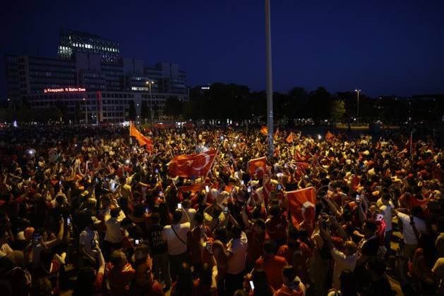 Nach dem Spiel Türkei gegen Kroatien feierten die türkischen Fußballfans auf der Hamburger Reeperbahn. Türkische Fans nach dem letzten Gruppenspiel gegen Tschechien der Europameisterschaft in Hamburg. Die Türkei zieht nach einem 2:0 SIeg gegen Tschechien als Gruppen Zweiter ins Achtelfinale ein. Auf der Reeperbahn wurde lautstark mit Hupen, Tröten und sowie Pyrotechnik gefeiert. Hamburg, der 26.06.2024 Hamburg Hamburg Hamburg Deutschland