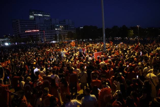 Nach dem Spiel Türkei gegen Kroatien feierten die türkischen Fußballfans auf der Hamburger Reeperbahn. Türkische Fans nach dem letzten Gruppenspiel gegen Tschechien der Europameisterschaft in Hamburg. Die Türkei zieht nach einem 2:0 SIeg gegen Tschechien als Gruppen Zweiter ins Achtelfinale ein. Auf der Reeperbahn wurde lautstark mit Hupen, Tröten und sowie Pyrotechnik gefeiert. Hamburg, der 26.06.2024 Hamburg Hamburg Hamburg Deutschland