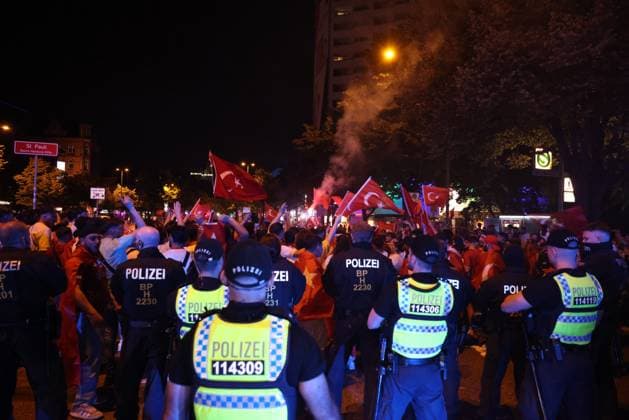 Nach dem Spiel Türkei gegen Kroatien feierten die türkischen Fußballfans auf der Hamburger Reeperbahn. Türkische Fans nach dem letzten Gruppenspiel gegen Tschechien der Europameisterschaft in Hamburg. Die Türkei zieht nach einem 2:0 SIeg gegen Tschechien als Gruppen Zweiter ins Achtelfinale ein. Auf der Reeperbahn wurde lautstark mit Hupen, Tröten und sowie Pyrotechnik gefeiert. Hamburg, der 26.06.2024 Hamburg Hamburg Hamburg Deutschland
