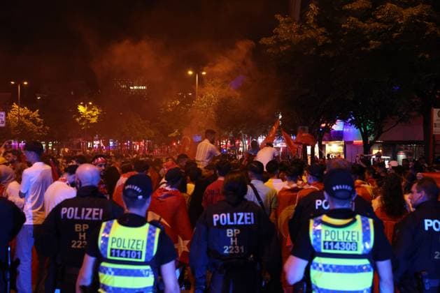 Nach dem Spiel Türkei gegen Kroatien feierten die türkischen Fußballfans auf der Hamburger Reeperbahn. Türkische Fans nach dem letzten Gruppenspiel gegen Tschechien der Europameisterschaft in Hamburg. Die Türkei zieht nach einem 2:0 SIeg gegen Tschechien als Gruppen Zweiter ins Achtelfinale ein. Auf der Reeperbahn wurde lautstark mit Hupen, Tröten und sowie Pyrotechnik gefeiert. Hamburg, der 26.06.2024 Hamburg Hamburg Hamburg Deutschland