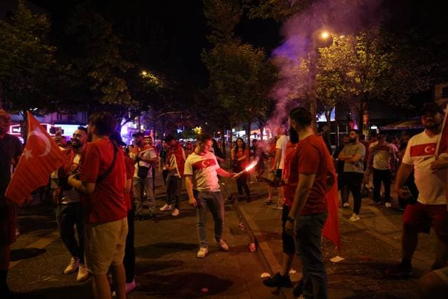 Nach dem Spiel Türkei gegen Kroatien feierten die türkischen Fußballfans auf der Hamburger Reeperbahn. Türkische Fans nach dem letzten Gruppenspiel gegen Tschechien der Europameisterschaft in Hamburg. Die Türkei zieht nach einem 2:0 SIeg gegen Tschechien als Gruppen Zweiter ins Achtelfinale ein. Auf der Reeperbahn wurde lautstark mit Hupen, Tröten und sowie Pyrotechnik gefeiert. Hamburg, der 26.06.2024 Hamburg Hamburg Hamburg Deutschland
