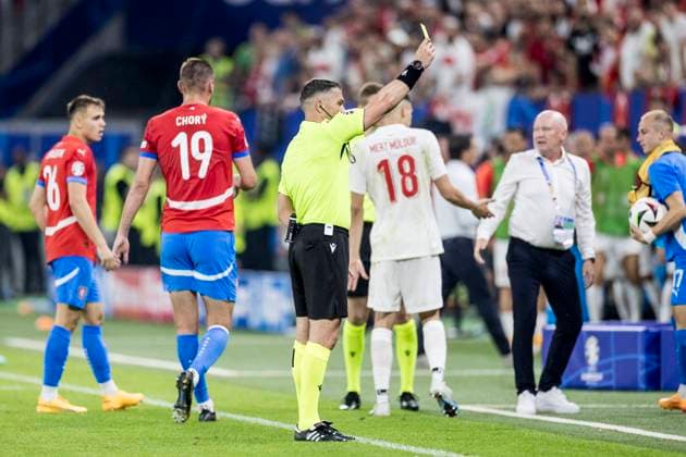 Czechia v Turkey, UEFA EURO, EM, Europameisterschaft,Fussball 2024, Hamburg, Germany Hamburg, Germany. 26th, June 2024. Referee Istvan Kovacs books a player on the bench the UEFA Euro 2024 match in Group F between Czechia and Turkey at Volksparkstadion in Hamburg. Hamburg Germany  Copyright: xGonzalesxPhoto LassexLagonix