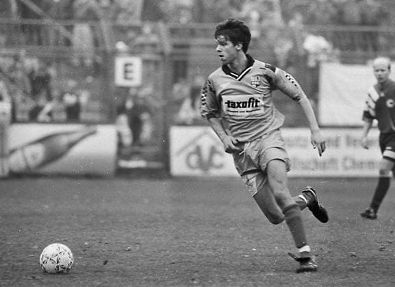 Archivbilder der Woche SPORT KW25 CFC vs SC Charlottenburg 26.10.1996, Chemnitz, Fußball , CFC Stadion an der Gellertstaße, Regionalliga 1996 97- Nachholespiel , CFC vs. SC Charlottenburg Michael Ballack Chemnitz Sachsen BRD *** CFC vs SC Charlottenburg 26 10 1996, Chemnitz, Football , Sport, CFC Stadion an der Gellertstaße, Regionalliga 1996 97 Nachholespiel , CFC vs SC Charlottenburg Michael Ballack Chemnitz Sachsen BRD