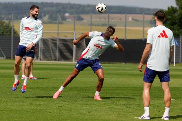 Spain s soccer team players attend a training session ahead of their upcoming Euro2024 match against Georgia, in Donaueschingen, Germany, 27 June 2024. Training session of Spain !ACHTUNG: NUR REDAKTIONELLE NUTZUNG!  Copyright: xJ.J.xGuillénx GRAF8200 20240627-55013989996_1