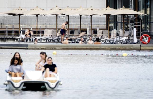 WOLFSBURG - Justin Bijlow, Micky van de Ven, Matthijs de Ligt, Mark Fleken and Joshua Zirkzee of the Dutch national team, Nationalteam cool off at the pool of their hotel on the first rest day of the European Championship, EM, Europameisterschaft on June 27, 2024 in Wolfsburg, Germany. ANP KOEN VAN WEEL UEFA EURO, EM, Europameisterschaft,Fussball 2024 Germany 2024 xVIxANPxSportx xxANPxIVx 502187561 originalFilename: 502187561.jpg